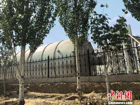 图为大青山保护区内尚未拆除完毕的厂房及设备。 陈峰 摄 大青山国家级自然保护区违规7年问题点正在拆除