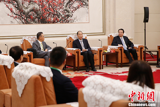 9月13日,中共中央书记处书记、中央统战部部长尤权在北京会见香港会计界主要团体负责人访问团。 记者 韩海丹 摄 尤权会见香港会计界主要团体负责人访问团