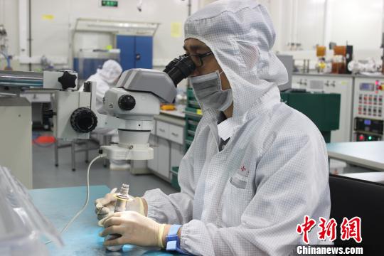 王小坤在实验室。 郑莹莹 摄 青年科学家王小坤:执着科研路 为红外探测器“造房子”