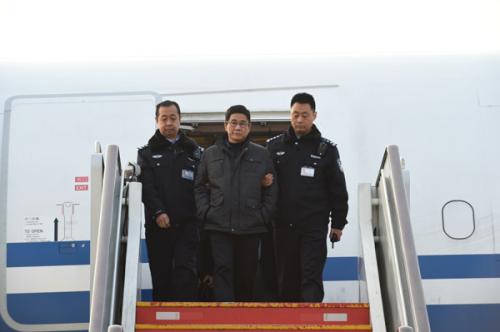 外逃职务犯罪嫌疑人姚锦旗被引渡回国(中央纪委国家监委网站 张祎鑫 摄) 国家监委引渡第一案:外逃职务犯罪嫌疑人姚锦旗被引渡回国