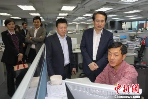 谢光磊 摄 中共中央统战部副部长谭天星视察中国新闻社香港分社