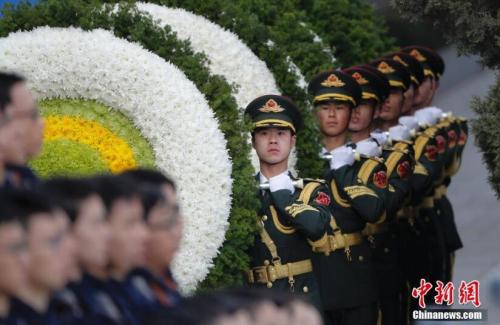 资料图:南京大屠杀死难者国家公祭仪式。 记者 杜洋 摄 一大批新规12月起施行:扫黄打非举报最高奖60万元
