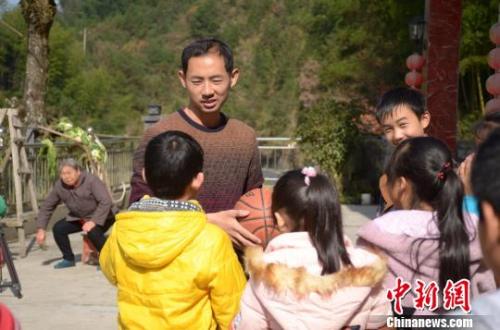 资料图:农村留守儿童。余皓 摄 一大批新规12月起施行:扫黄打非举报最高奖60万元