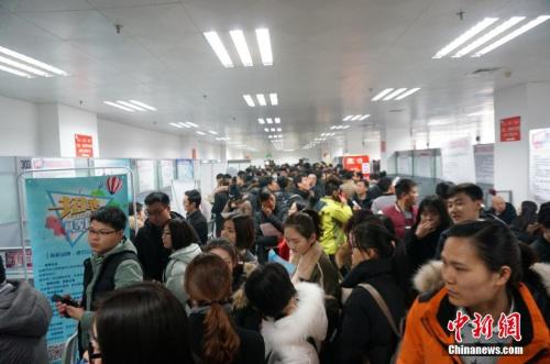 资料图:人才市场一角。韩章云 摄 接班、分配、北漂……中国人“找工作”的40年