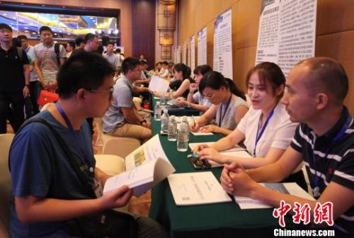 资料图:长三角地区高校本硕博毕业生、社会人才等在对接会现场咨询招聘信息。 鲁毅 摄 接班、分配、北漂……中国人“找工作”的40年