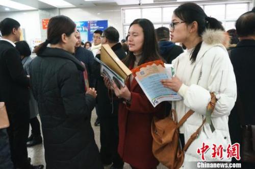 资料图:人才市场里的求职者。 韩章云 摄 接班、分配、北漂……中国人“找工作”的40年