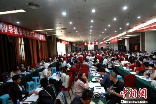 资料图:公务员考试临近,天津一家公务员培训班里“人满为患”。 张道正 摄 接班、分配、北漂……中国人“找工作”的40年